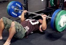 Chico realizando un Floor press en CrossFit con barra