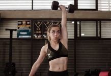 Chica realizando un Wod de CrossFit con mancuerna