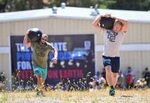Mat Fraser y Patrick Vellner cargando un Slam Ball