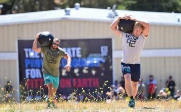 Mat Fraser y Patrick Vellner cargando un Slam Ball