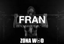 Chica realizando dominadas en el WOD FRAN