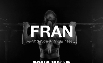 Chica realizando dominadas en el WOD FRAN