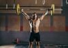 Hombre realizando un Ground to Overhead en CrossFit