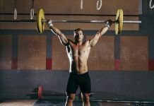 Hombre realizando un Ground to Overhead en CrossFit