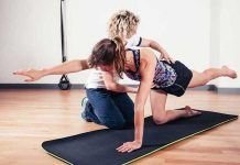 Chicas realizando fisioterapia deportiva