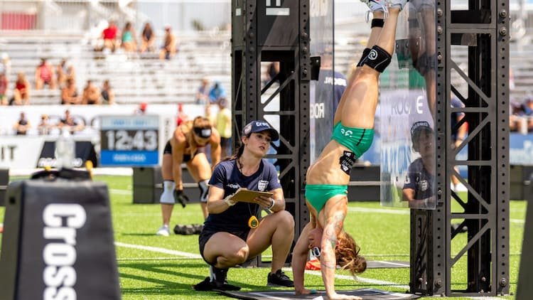 Chica realizando los HSPU en los CrossFit Games 2019