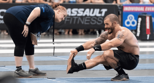 mat fraser realizando un pistol squat en los crossfit games