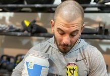 Mat Fraser mostrando su suplementación deportiva