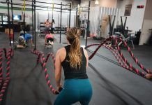 Chica entrenando en un box de CrossFit