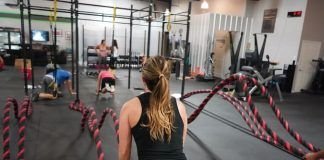 Chica entrenando en un box de CrossFit