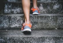 Persona subiendo escaleras para aumentar el NEAT
