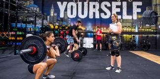 Chica realizando un clean en los crossfit open