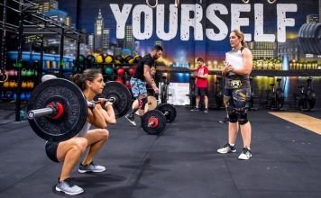 Chica realizando un clean en los crossfit open