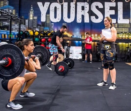 Chica realizando un clean en los crossfit open