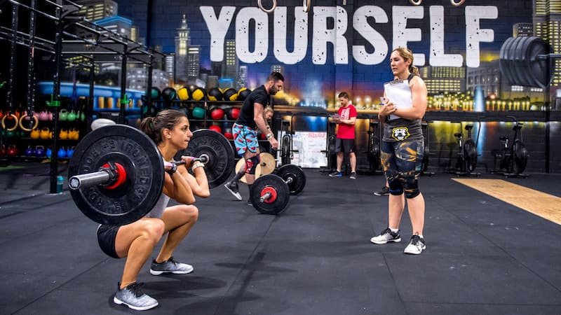 Chica realizando un clean en los crossfit open