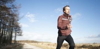 Hombre corriendo para medir su resistencia cardiovascular en CrossFit