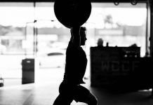 Chico realizando un STOH en CrossFit