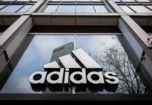 Logo adidas en sus oficinas: adidas vende reebok