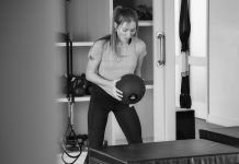 chica realizando entreno for time crossfit