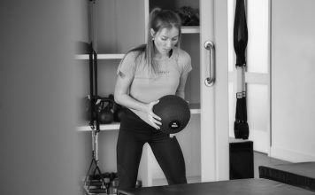 chica realizando entreno for time crossfit