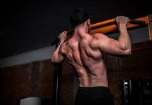 chico realizando dominadas en el wod angie de crossfit