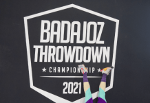 chica realizando HSPU en badajoz throwdown 2021