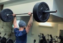 chico realizando push press en wod bear complex crossfit