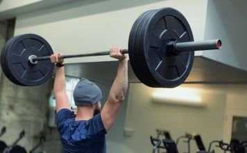 chico realizando push press en wod bear complex crossfit