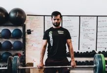 chico realizando peso muerto como beneficio entrenamiento funcional