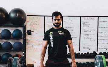 chico realizando peso muerto como beneficio entrenamiento funcional