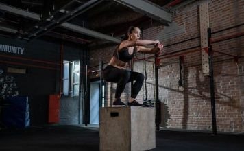 Chica realizando un box jump o salto al cajón