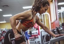mujer deportista realizando remo con mancuerna