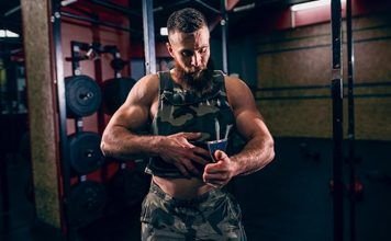 chico ajustando chaleco lastrado