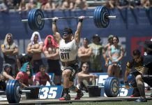 Rich froning realizando un clean and jerk en los crossfit games