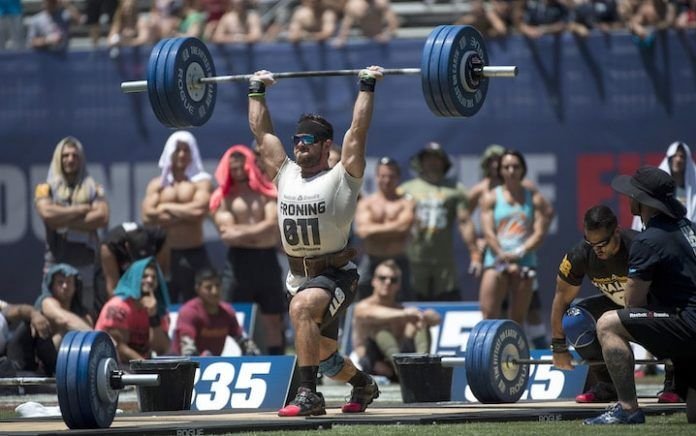 Rich froning realizando un clean and jerk en los crossfit games