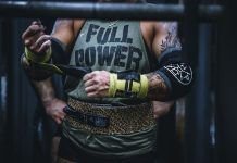 Como mejorar en CrossFit. Atleta preparándose para un levantamiento.