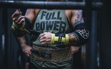 Como mejorar en CrossFit. Atleta preparándose para un levantamiento.