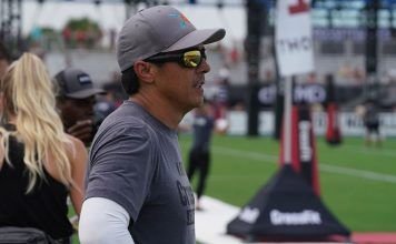 dave castro en la pista de los crossfit games