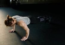 Chico realizando flexiones en su entreno de CrossFit en casa