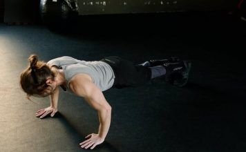 Chico realizando flexiones en su entreno de CrossFit en casa