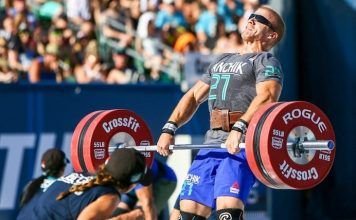 Scott Panchik realizando una cargada en los crossfit games 2019