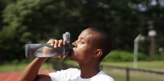 cuanta agua hay que beber al dia