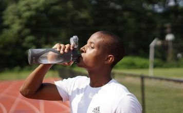 cuanta agua hay que beber al dia