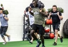 Chicos cargando sacos: cuartos de final crossfit games 2021