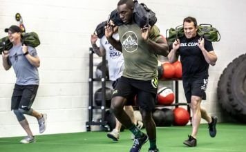 Chicos cargando sacos: cuartos de final crossfit games 2021