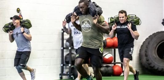 Chicos cargando sacos: cuartos de final crossfit games 2021