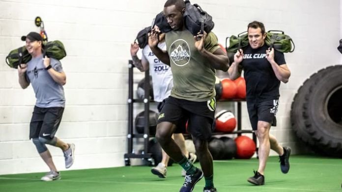 Chicos cargando sacos: cuartos de final crossfit games 2021