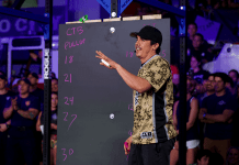 dave castro explicando wod del CrossFit Open en una pizarra