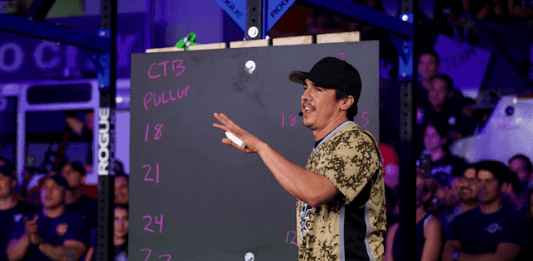 dave castro explicando wod del CrossFit Open en una pizarra