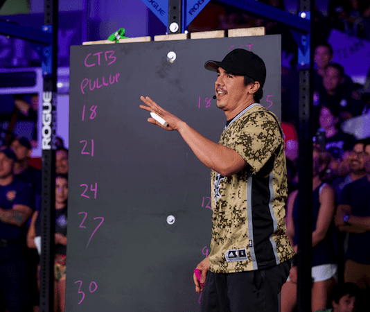 dave castro explicando wod del CrossFit Open en una pizarra